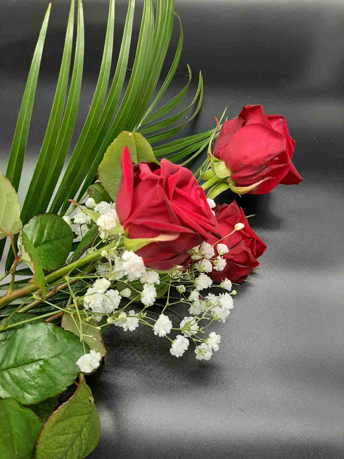 Bouquet 3 Roses Rouges gypsophile Les fleurs de Peggy